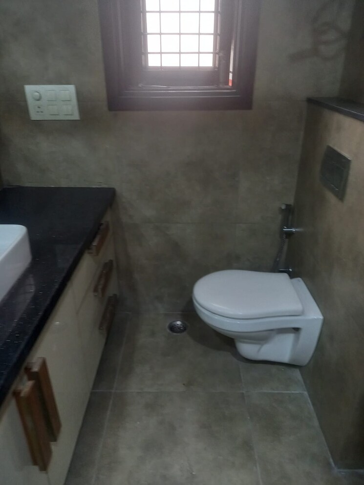 Bathroom, south delhi 4 Bedroom 340 Sq.Yd. Apartment In South Delhi Delhi 8605976