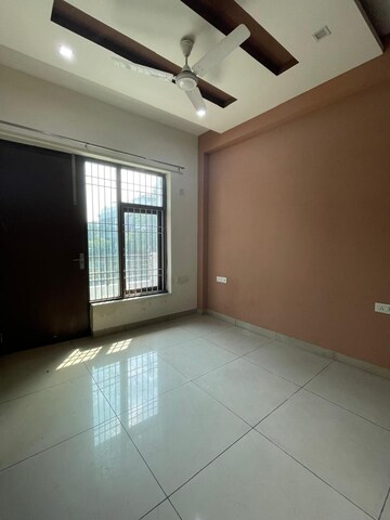 Room in 3 BHK Apartment at Unitech Uniworld Gardens 2, Sector 47 – for Sale