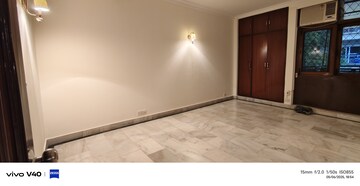 Room in 3 BHK Apartment at Defence Colony – for Rent