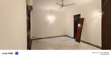 Room in 3 BHK Apartment at Defence Colony – for Rent