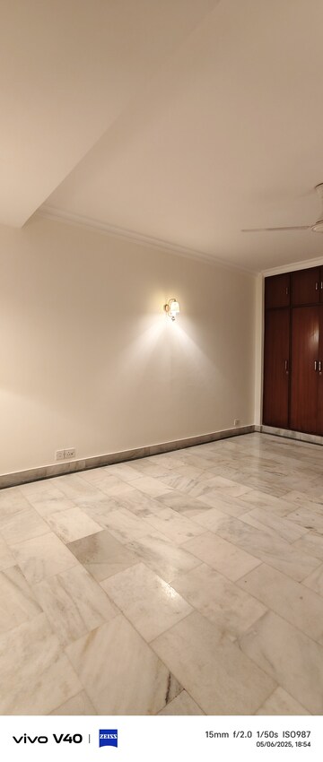 Room in 3 BHK Apartment at Defence Colony – for Rent