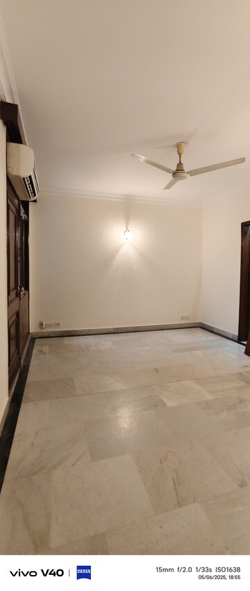 Room in 3 BHK Apartment at Defence Colony – for Rent