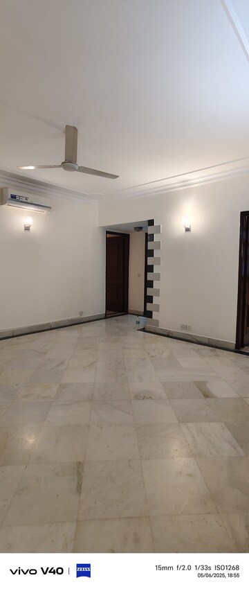 Room in 3 BHK Apartment at Defence Colony – for Rent