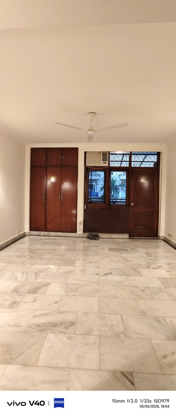 Room in 3 BHK Apartment at Defence Colony – for Rent