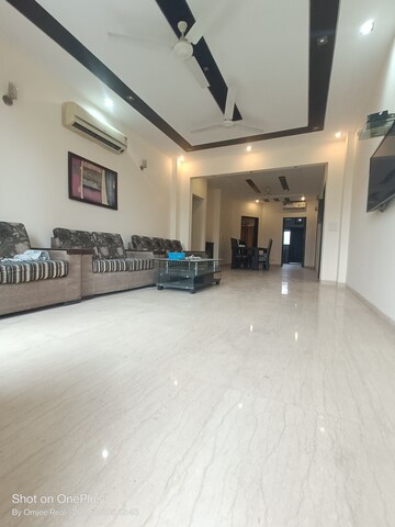 Parking in 3 BHK Builder Floor at Sushant Vyapaar Kendra, Sector 43 – for Rent