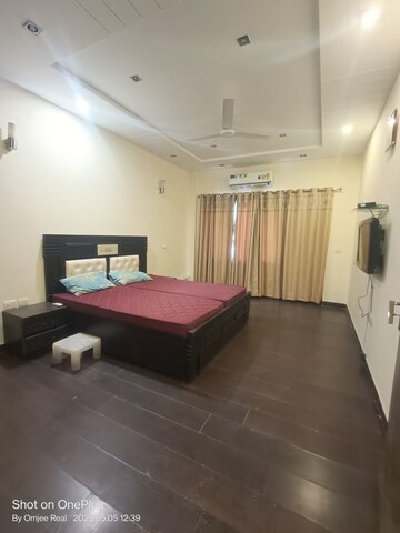 Living Room in 3 BHK Builder Floor at Sushant Vyapaar Kendra, Sector 43 – for Rent