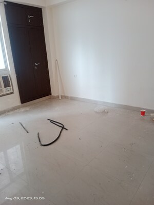 Room in 2 BHK Apartment at Gaur City 6th Avenue, Sector 4 Greater Noida – for Sale