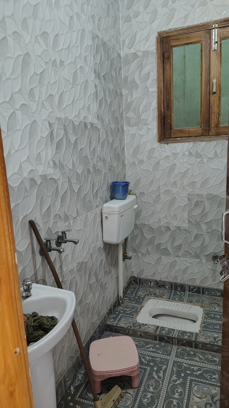 Bathroom, vasundhara sector 3 3 Bedroom 1360 Sq.Ft. Builder Floor In Vasundhara Sector 3 Ghaziabad 8607900