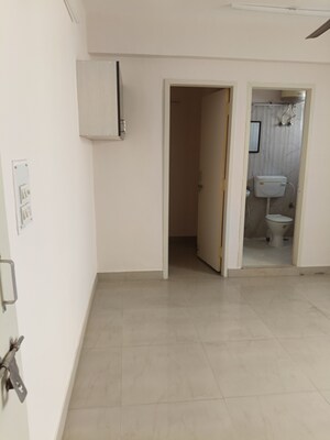 Room in 4 BHK Apartment at HS Apartment, Cunningham Road – for Rent