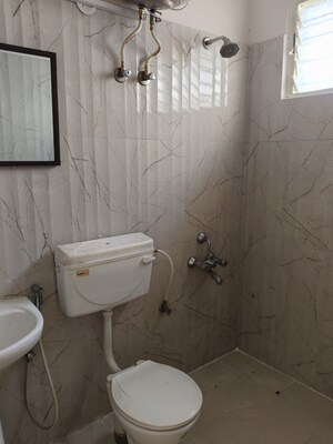 Attached Bathroom in 4 BHK Apartment at HS Apartment, Cunningham Road – for Rent