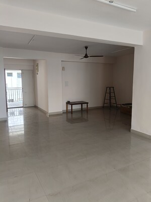 Room in 4 BHK Apartment at HS Apartment, Cunningham Road – for Rent