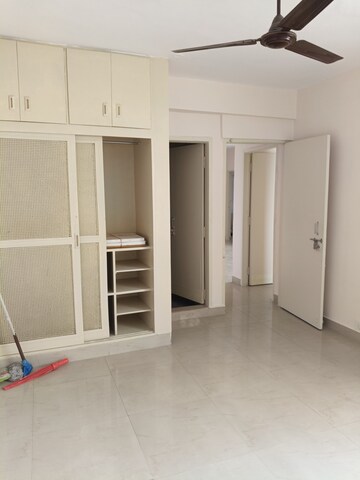 Room in 3 BHK Apartment at HS Apartment, Cunningham Road – for Rent