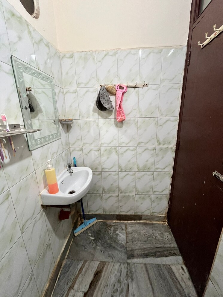 Bathroom, pandav nagar 2.5 Bedroom 600 Sq.Ft. Builder Floor In Pandav Nagar Delhi 8607971