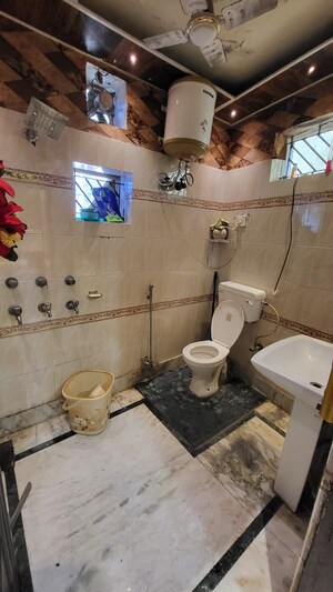 Master Bedroom in 5 BHK Builder Floor at Nehru Nagar – for Sale