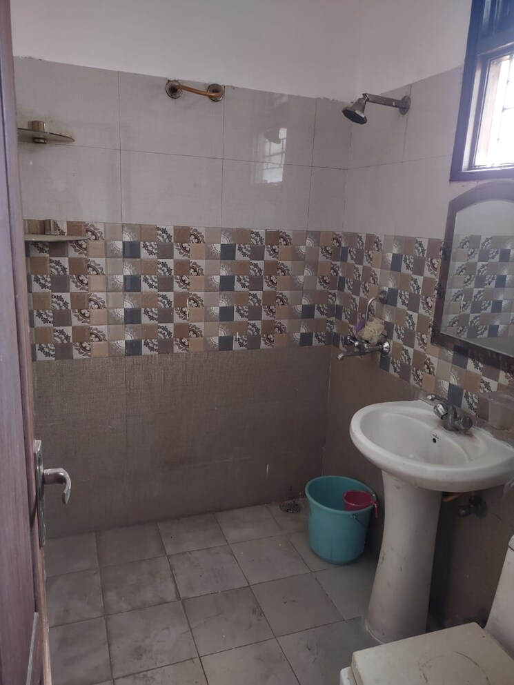 Bathroom, dhakoli 2 Bedroom 1000 Sq.Ft. Builder Floor In Dhakoli Zirakpur 8608145