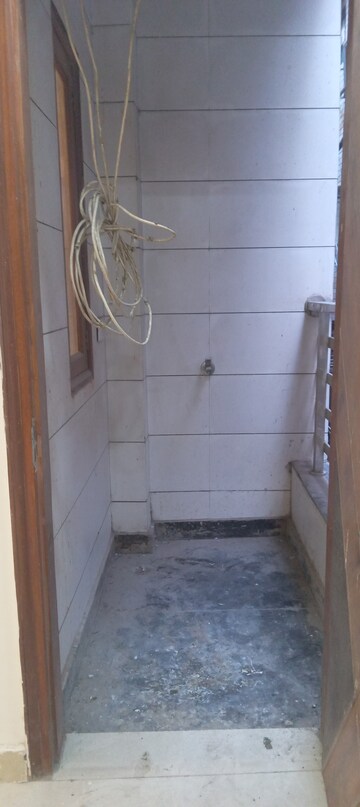 Master Bedroom in 2 BHK Builder Floor at Shastri Nagar – for Rent