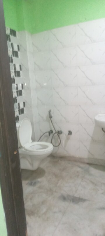 Bathroom in 1.5 BHK Builder Floor at Shastri Nagar – for Rent
