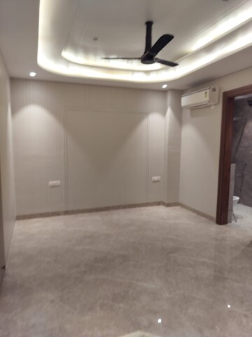 Room in 2 BHK Builder Floor at Sector 9 – for Rent