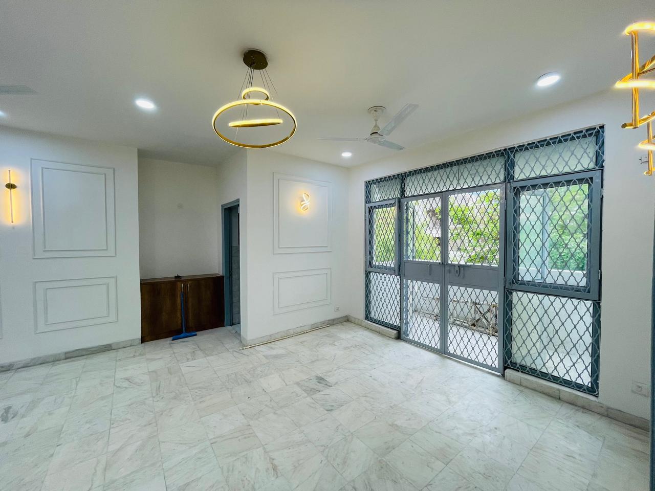 3 BHK + Pooja Room,Servant Room Builder Floor For Sale in SS Southend Floors