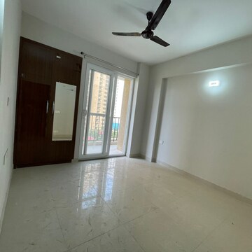 Room in 2 BHK Apartment at Tata Eureka Park, Sector 150 – for Rent