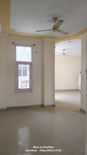 Room in 5 BHK Apartment at Sector 20 – for Sale