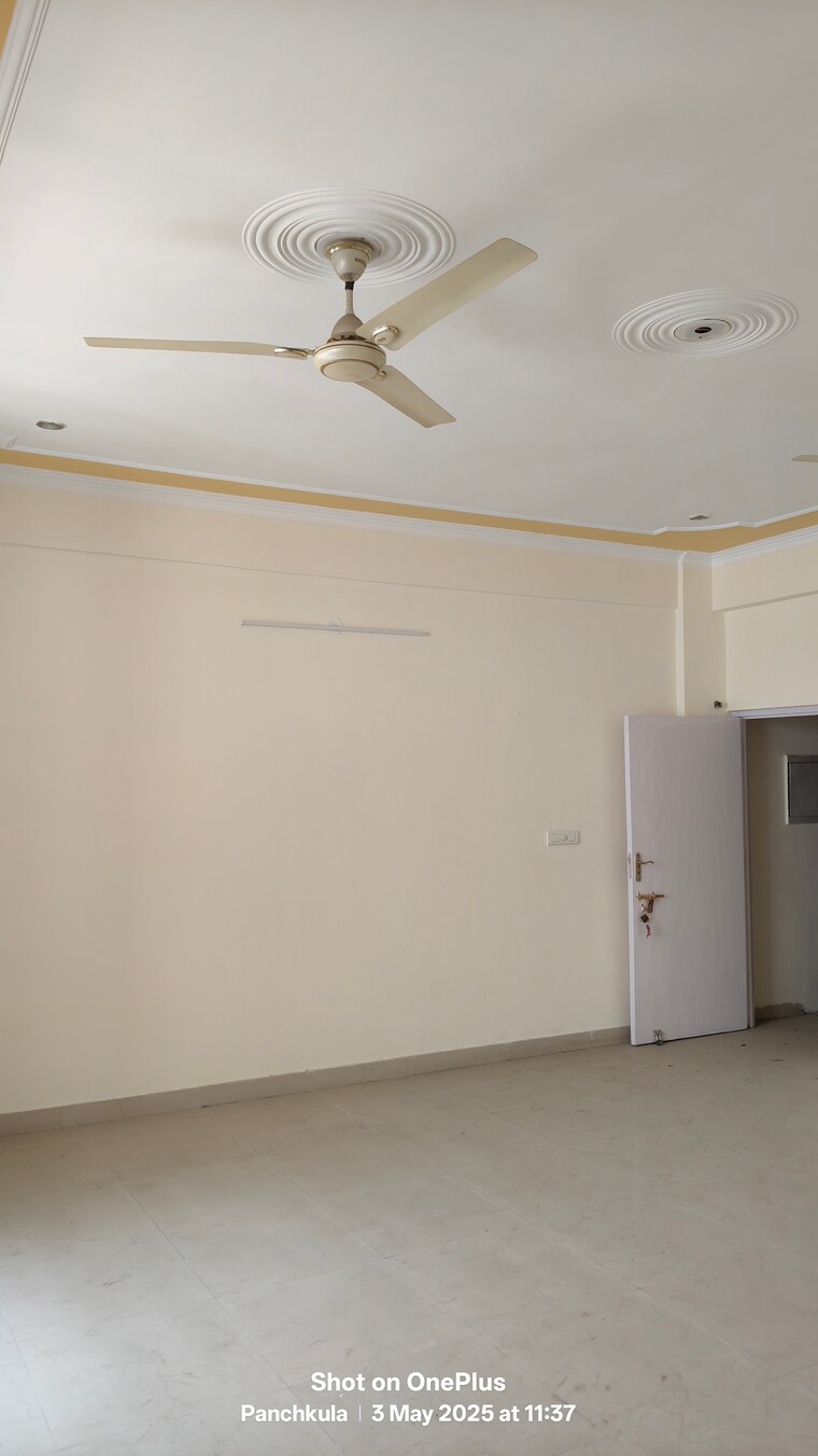 Room, sector 20 5 Bedroom 3000 Sq.Ft. Apartment In Sector 20 Panchkula 8608525