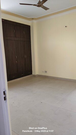 Room in 5 BHK Apartment at Sector 20 – for Sale
