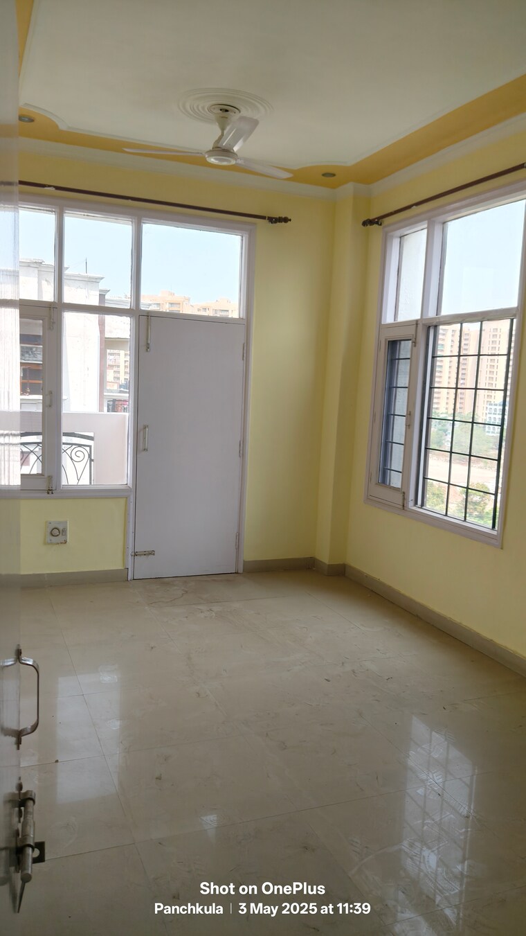 Room, sector 20 5 Bedroom 3000 Sq.Ft. Apartment In Sector 20 Panchkula 8608525