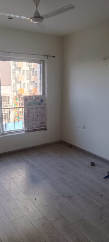 Room in 2 BHK Apartment at Suncity Avenue 102, Sector 102 – for Rent