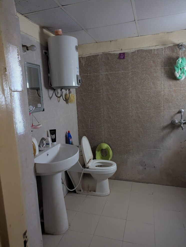 Bathroom, ajnara-integrity 2.5 Bedroom 1150 Sq.Ft. Apartment In Raj Nagar Extension Ghaziabad 8608736