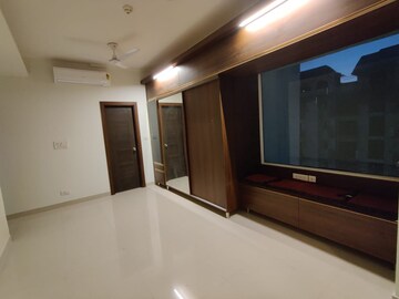 Room in 3 BHK Apartment at Mahagun Mirabella, Sector 79 – for Rent