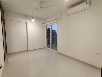 Room in 3 BHK Apartment at Mahagun Mirabella, Sector 79 – for Rent