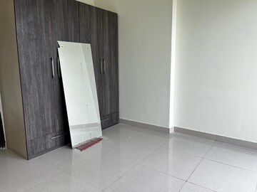 Room in 3 BHK Apartment at Mahagun Mirabella, Sector 79 – for Rent