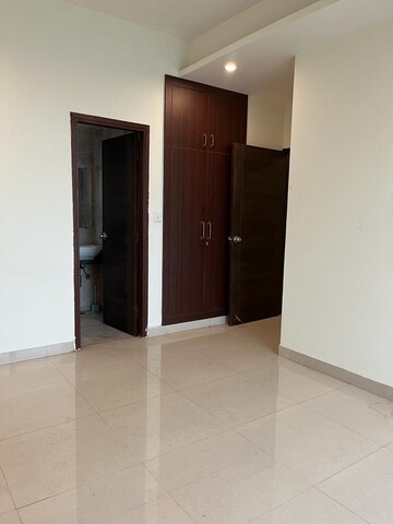 Room in 2 BHK Apartment at Mahagun Mirabella, Sector 79 – for Rent