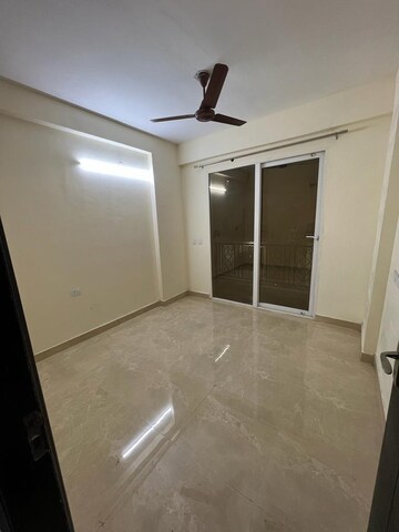 Room in 3 BHK Apartment at Signature Global Golf Greens, Sector 79 – for Rent
