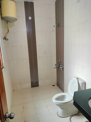 Bathroom in 6 BHK Villa at Gomti Nagar – for Rent