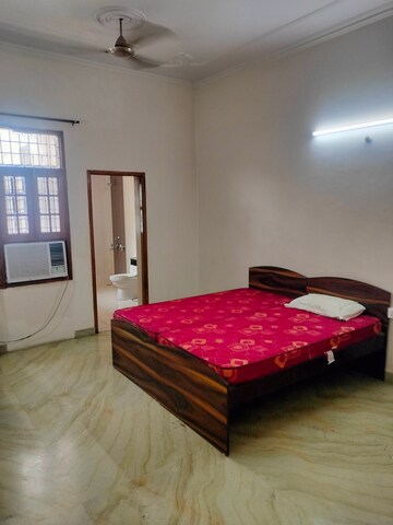 Bedroom in 6 BHK Villa at Gomti Nagar – for Rent