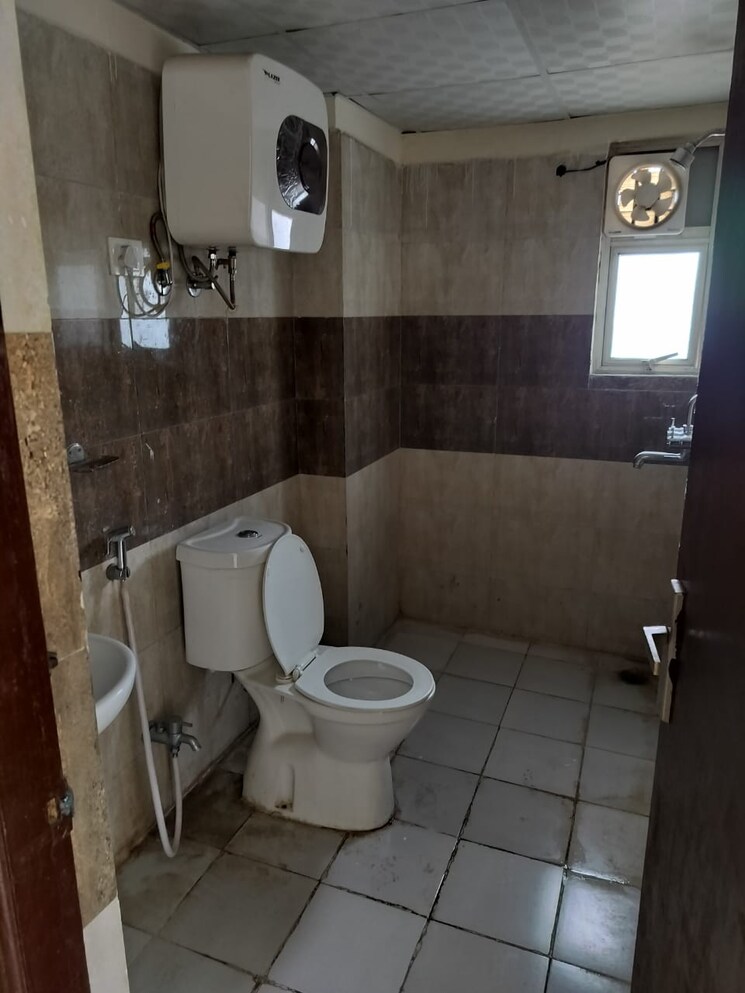 Bathroom, ajnara-homes 2 Bedroom 925 Sq.Ft. Apartment In Sector 16b Greater Noida Greater Noida 8609121