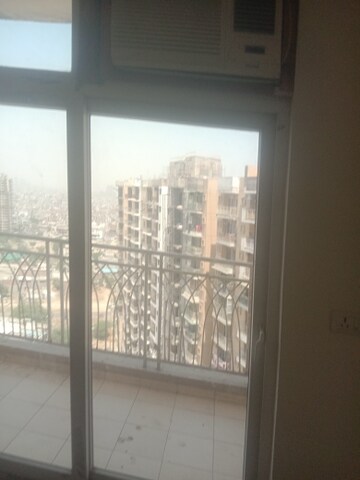 Room in 2.5 BHK Apartment at Mahagun Mywoods, Sector 16c Greater Noida – for Rent