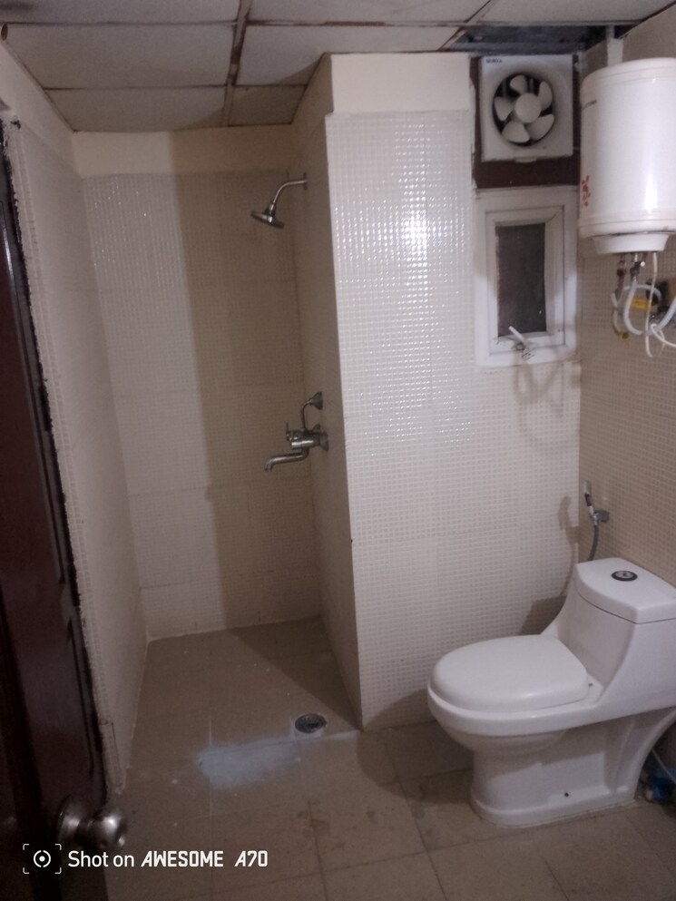 Bathroom, aditya-celebrity-homes 1.5 Bedroom 615 Sq.Ft. Apartment In Sector 76 Noida 8609313