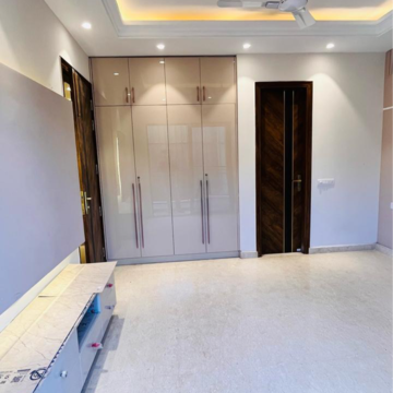 Building Lobby in 4 BHK Builder Floor at Sushant Lok 3, Sector 57 – for Sale