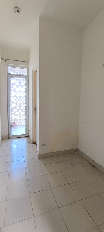 Room in 3 BHK Apartment at Conscient Heritage Max, Sector 102 – for Rent