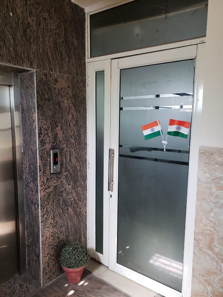 undefined, sector 18 Commercial Office Space 500 Sq.Ft. In Sector 18 Noida 8609534