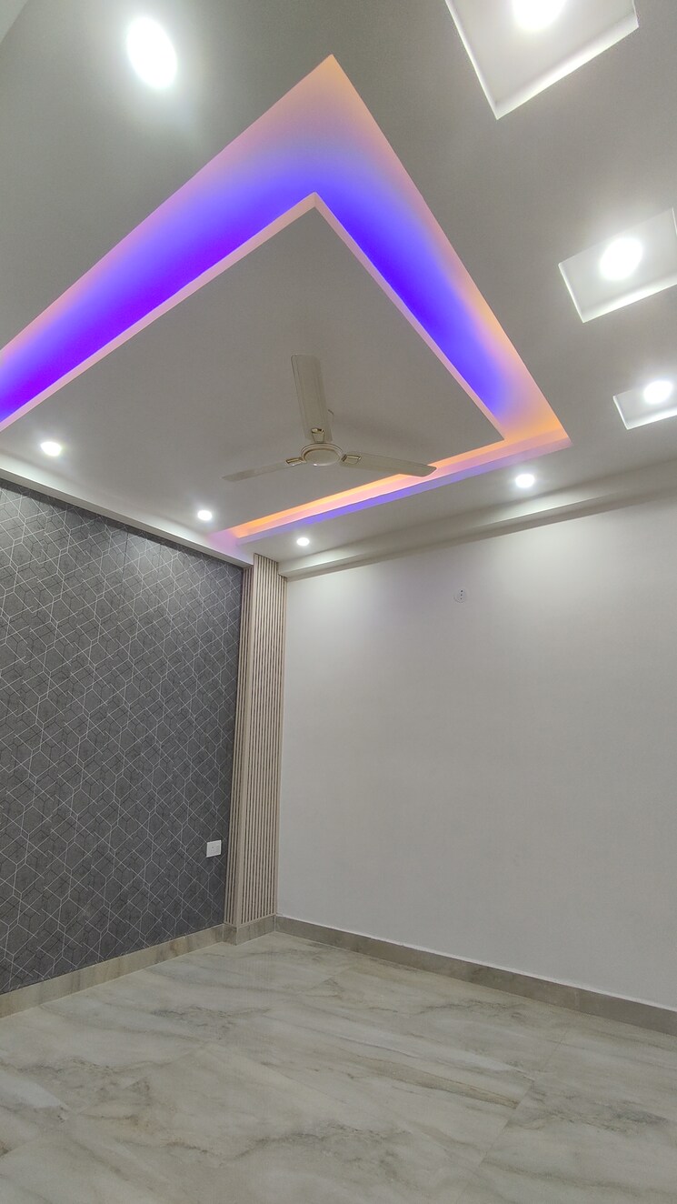 Room, sector 73 2 Bedroom 1050 Sq.Ft. Builder Floor In Sector 73 Noida 8609746