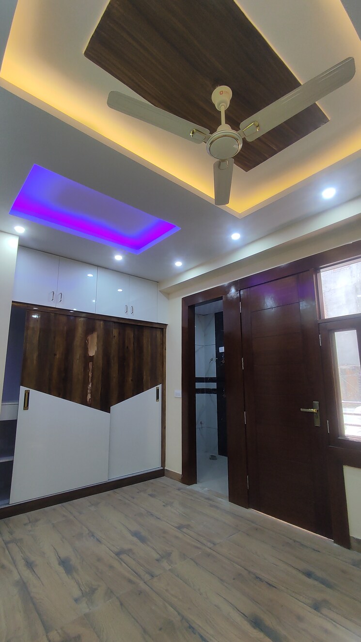 Room, sector 73 2 Bedroom 1050 Sq.Ft. Builder Floor In Sector 73 Noida 8609746