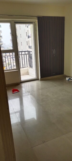 Room in 3 BHK Apartment at Mapsko Paradise, Sector 83 – for Sale