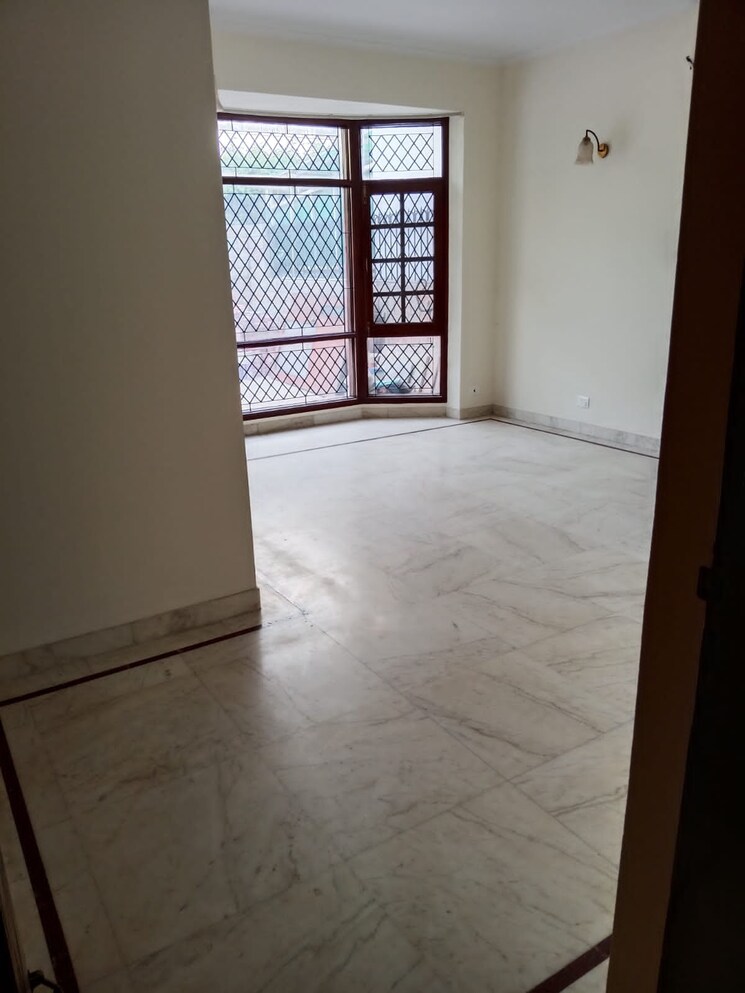 Room, dlf-atria 6 Bedroom 500 Sq.Ft. Villa In Dlf Phase ii Gurgaon 8609789