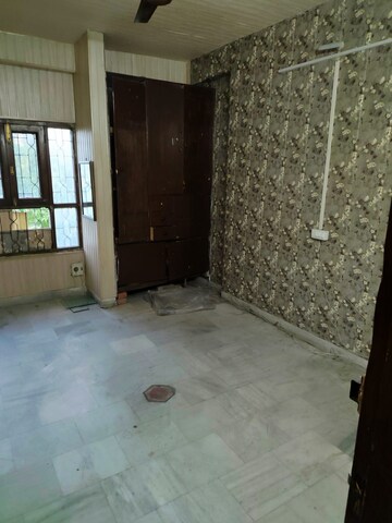 Room in 3 BHK Apartment at Butler Colony – for Rent