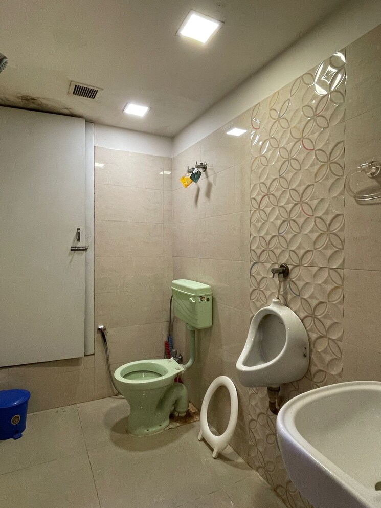 Bathroom, ps-srijan-corporate-park Commercial Office Space 1327 Sq.Ft. In Salt Lake Sector V Kolkata 8610247