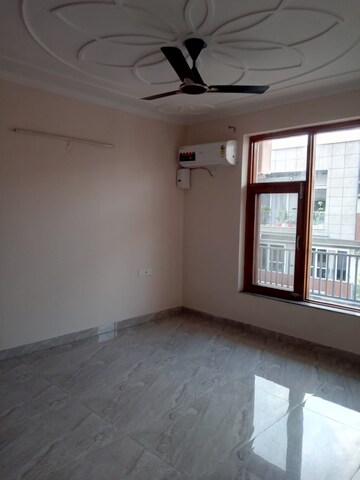Room in 3 BHK Builder Floor at Empire Floors, Sector 57 – for Rent